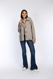 Model trägt taupefarbene Cabanjacke.