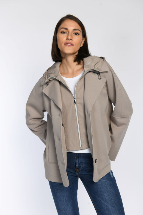 Taupefarbene Caban-Jacke mit integrierter Weste und Kapuze. Frontalansicht am Model mit weißem Hintergrund.