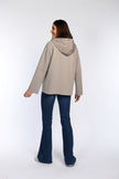 Rückenansicht eines Models in einer taupefarbenen Cabanjacke mit Kapuze.