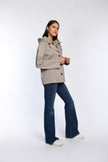Seitenansicht einer taupefarbenen Caban-Jacke an einem Model kombiniert mit einer Jeans.