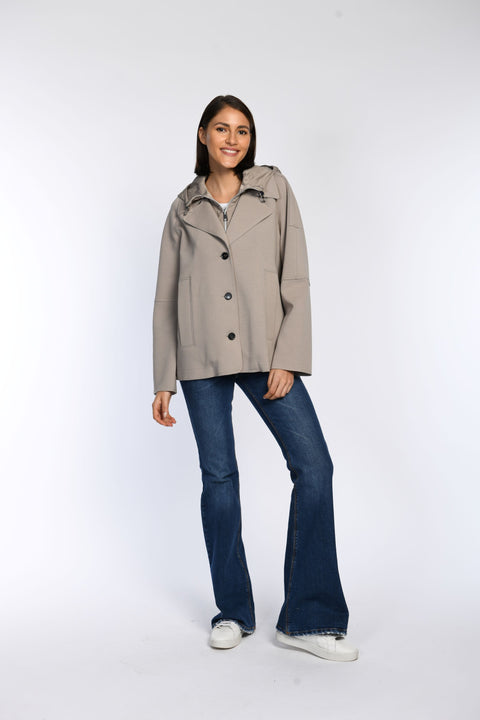 Geschlossene Caban-Jacke in Taupe mit intergrierter Weste. Frontalansicht am Model.