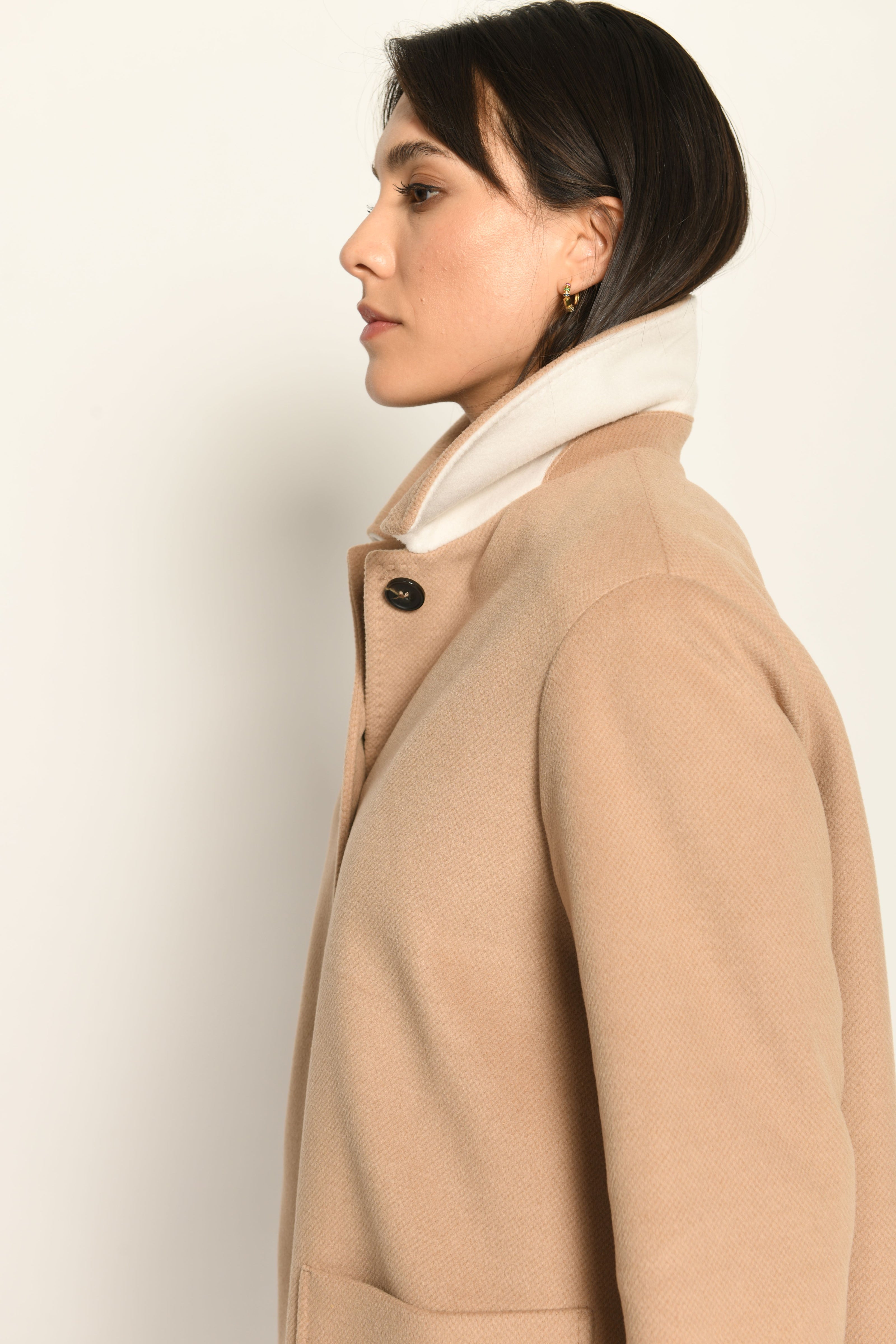 Damenjacke in legerer A-Linie mit aufgestelltem, farblich abgesetztem Umlegekragen – Seitenansicht links.