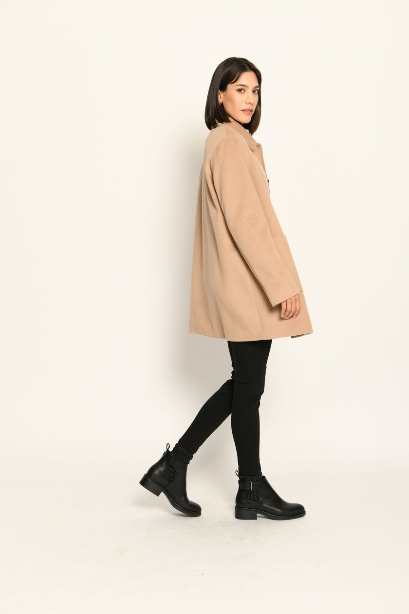 Damenjacke in legerer A-Linie in der Farbe Camel mit großen aufgesetzten Taschen und Knopfleiste – Seitenansicht rechts.