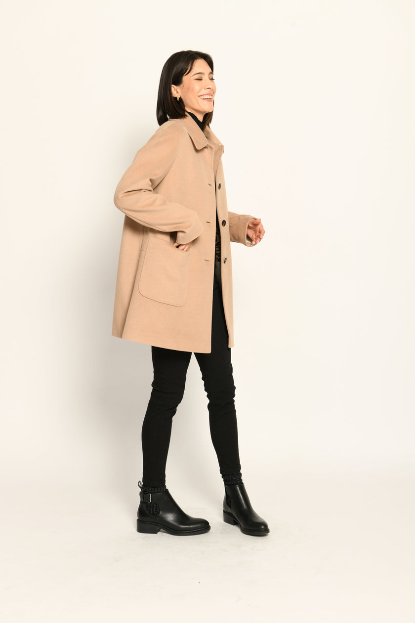 Damenjacke in legerer A-Linie in der Farbe Camel mit großen aufgesetzten Taschen und Knopfleiste .