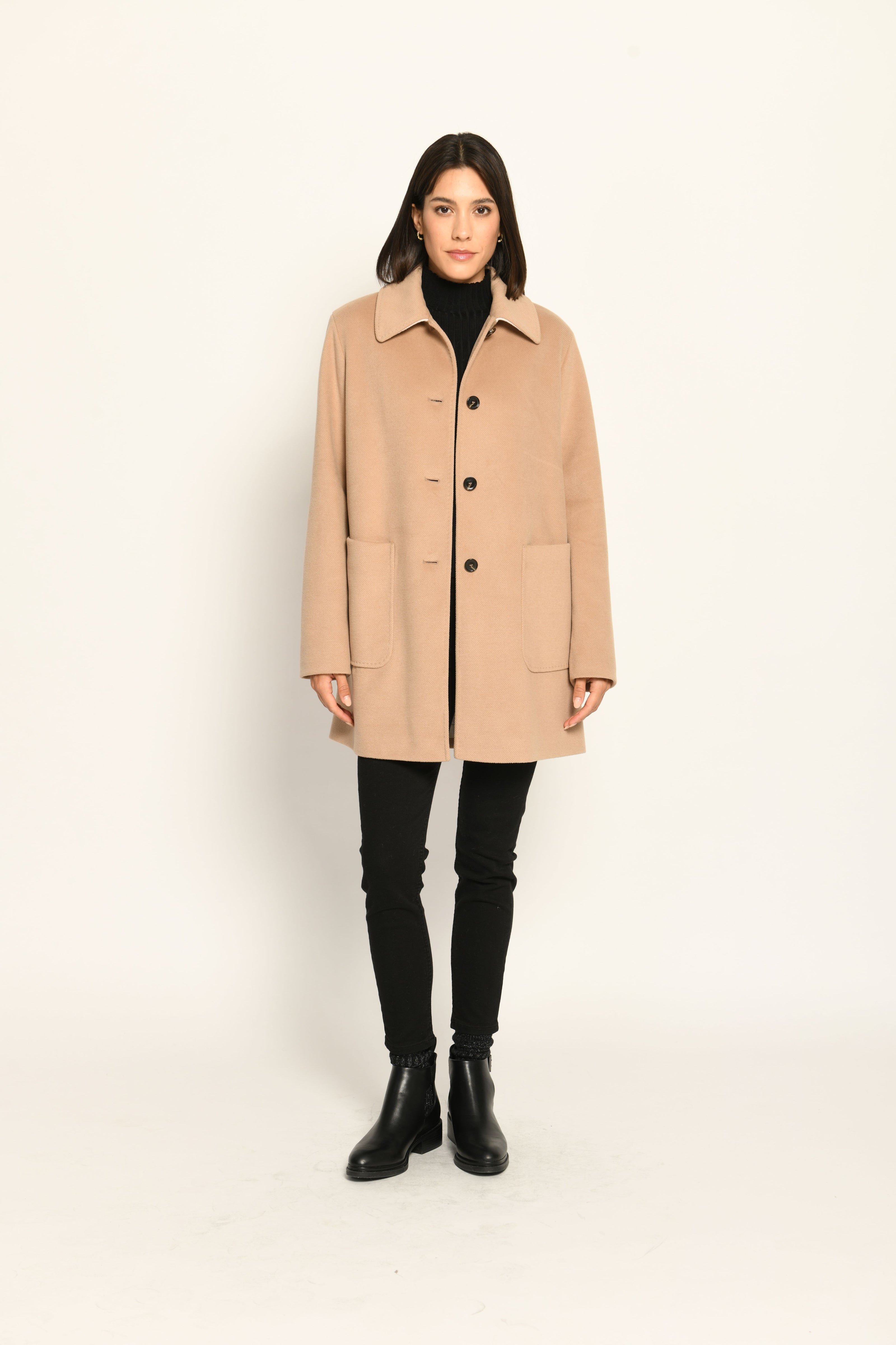 Damenjacke in legerer A-Linie in der Farbe Camel mit großen aufgesetzten Taschen und Knopfleiste – offen getragen.