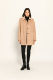 Damenjacke in legerer A-Linie in der Farbe Camel mit großen aufgesetzten Taschen und Knopfleiste – offen getragen.