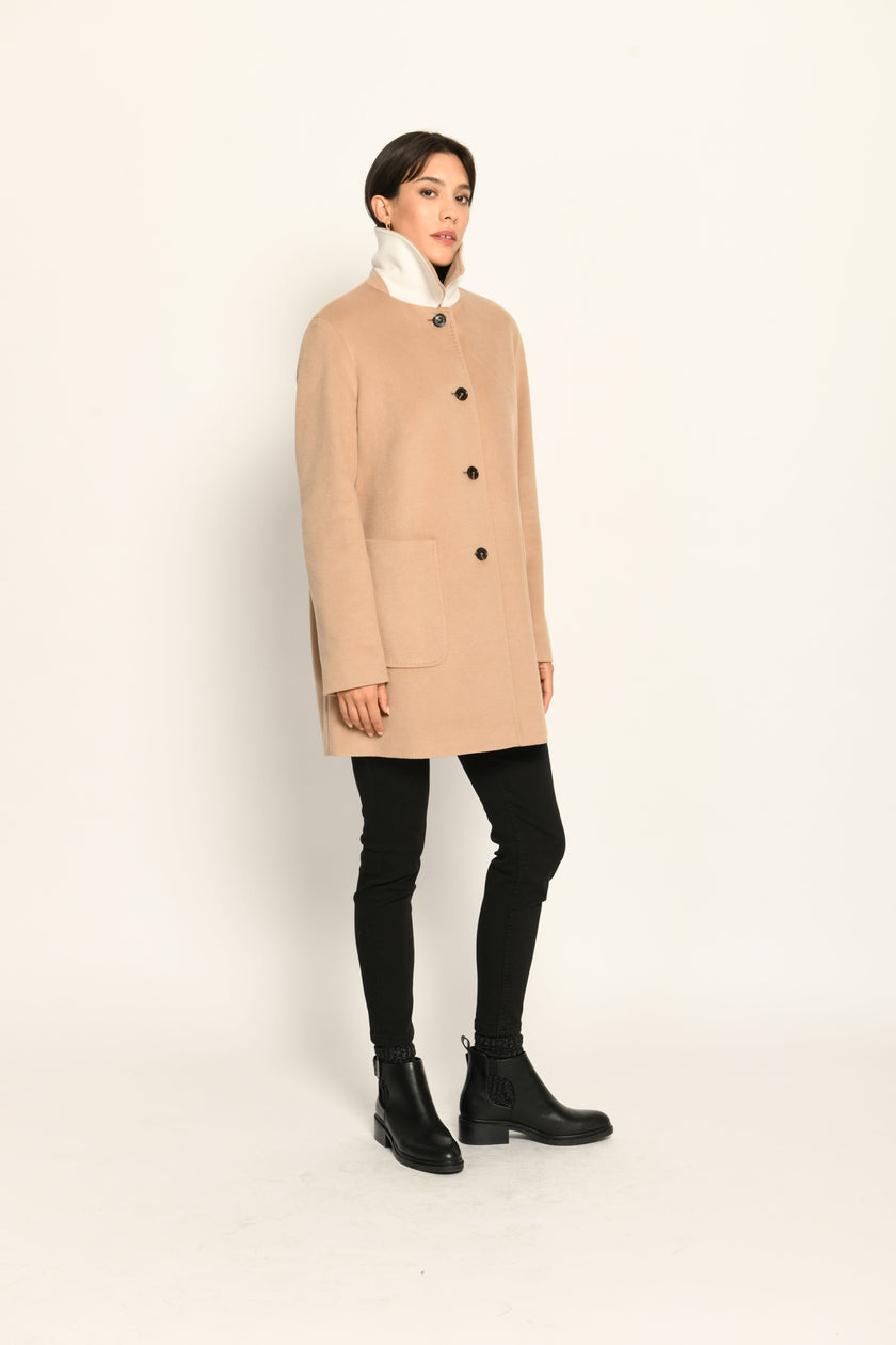 Damenjacke in legerer A-Linie in der Farbe Camel mit großen aufgesetzten Taschen und Knopfleiste – Vorderseite.