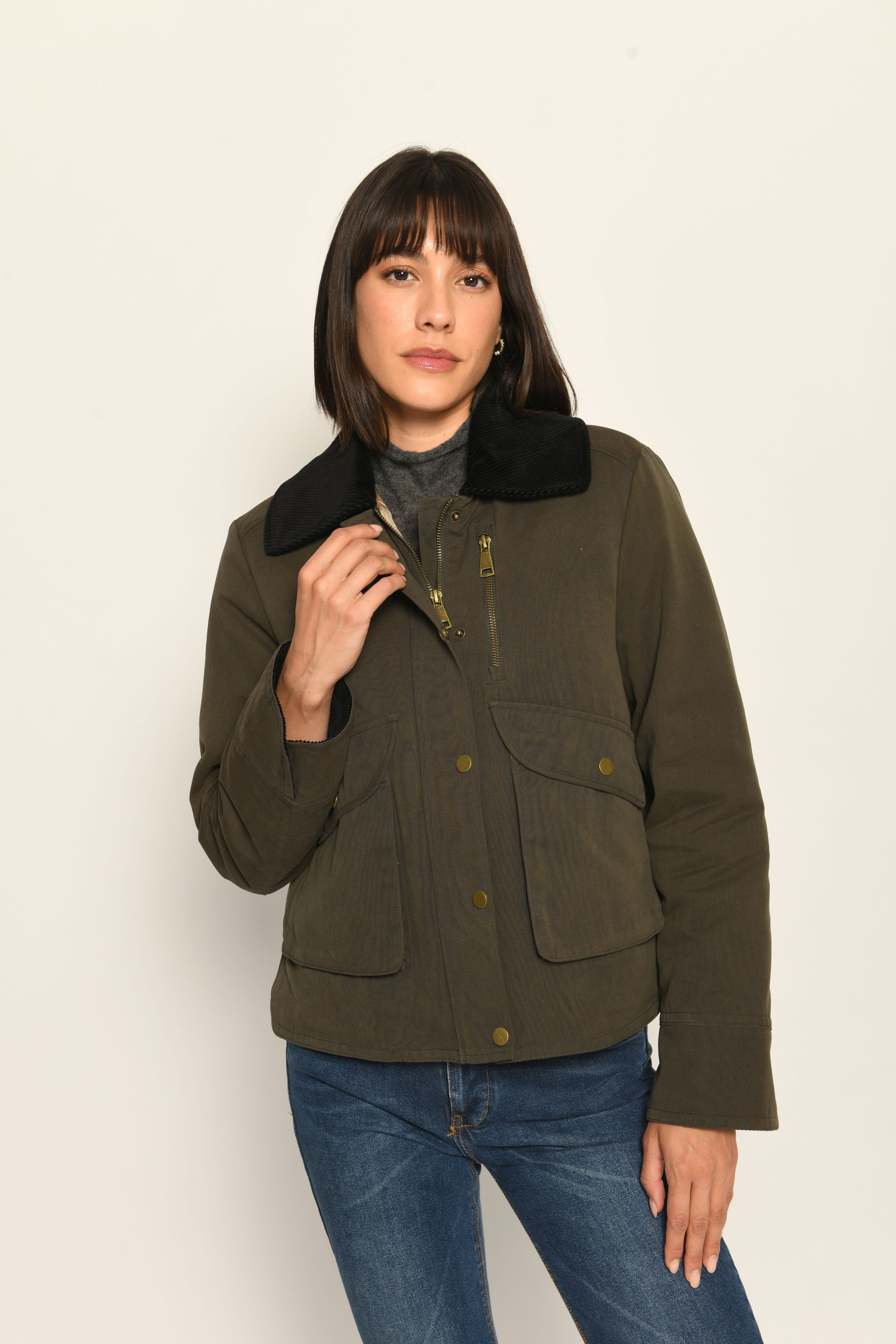 Sportive dunkelgrüne Damenjacke mit schwarzem Umlegekragen aus Cord im Old-Money-Stil – Vorderansicht