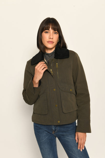 Sportive dunkelgrüne Damenjacke mit schwarzem Umlegekragen aus Cord im Old-Money-Stil – Vorderansicht