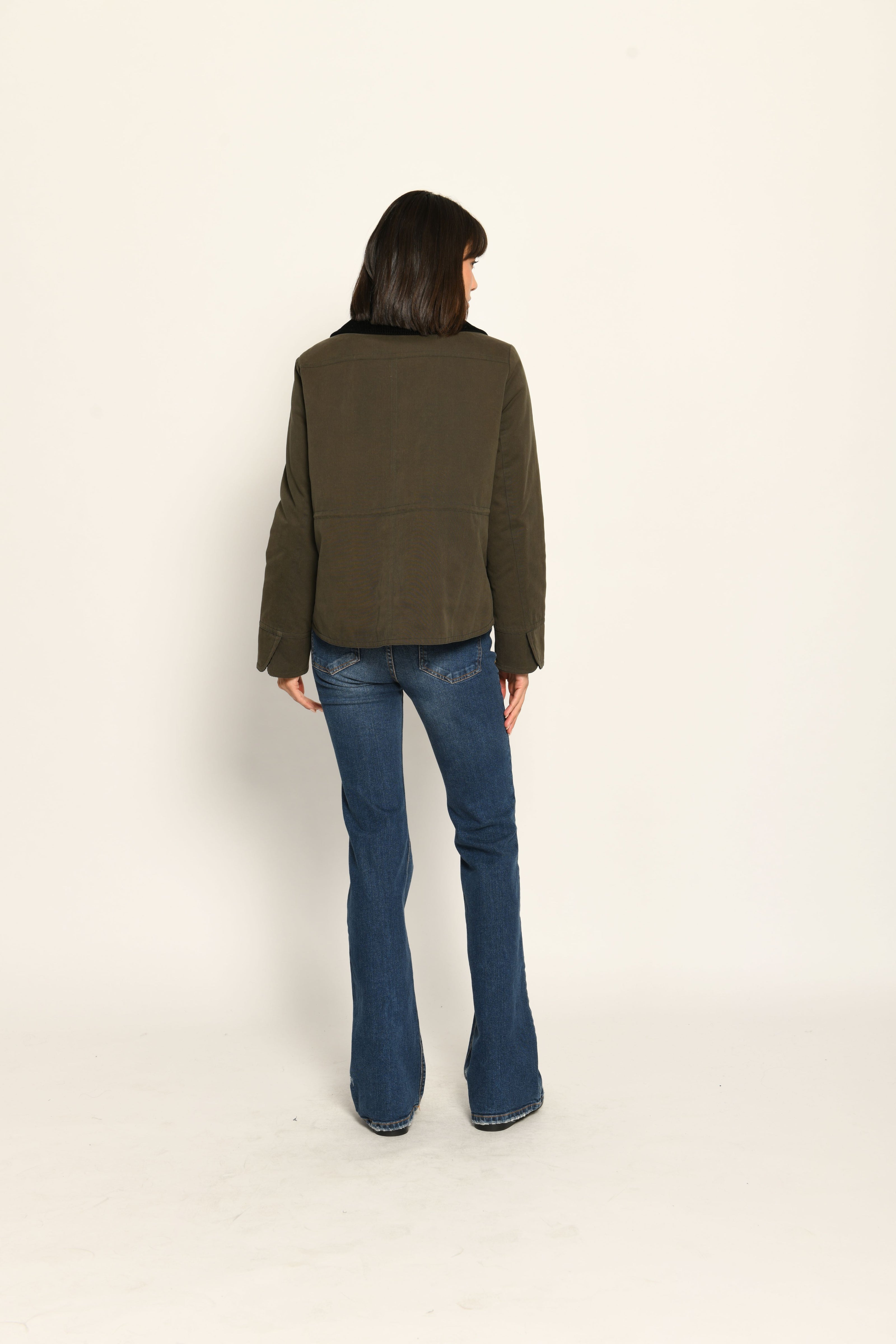 Sportive dunkelgrüne Damenjacke mit schwarzem Umlegekragen aus Cord im Old-Money-Stil – Rückansicht