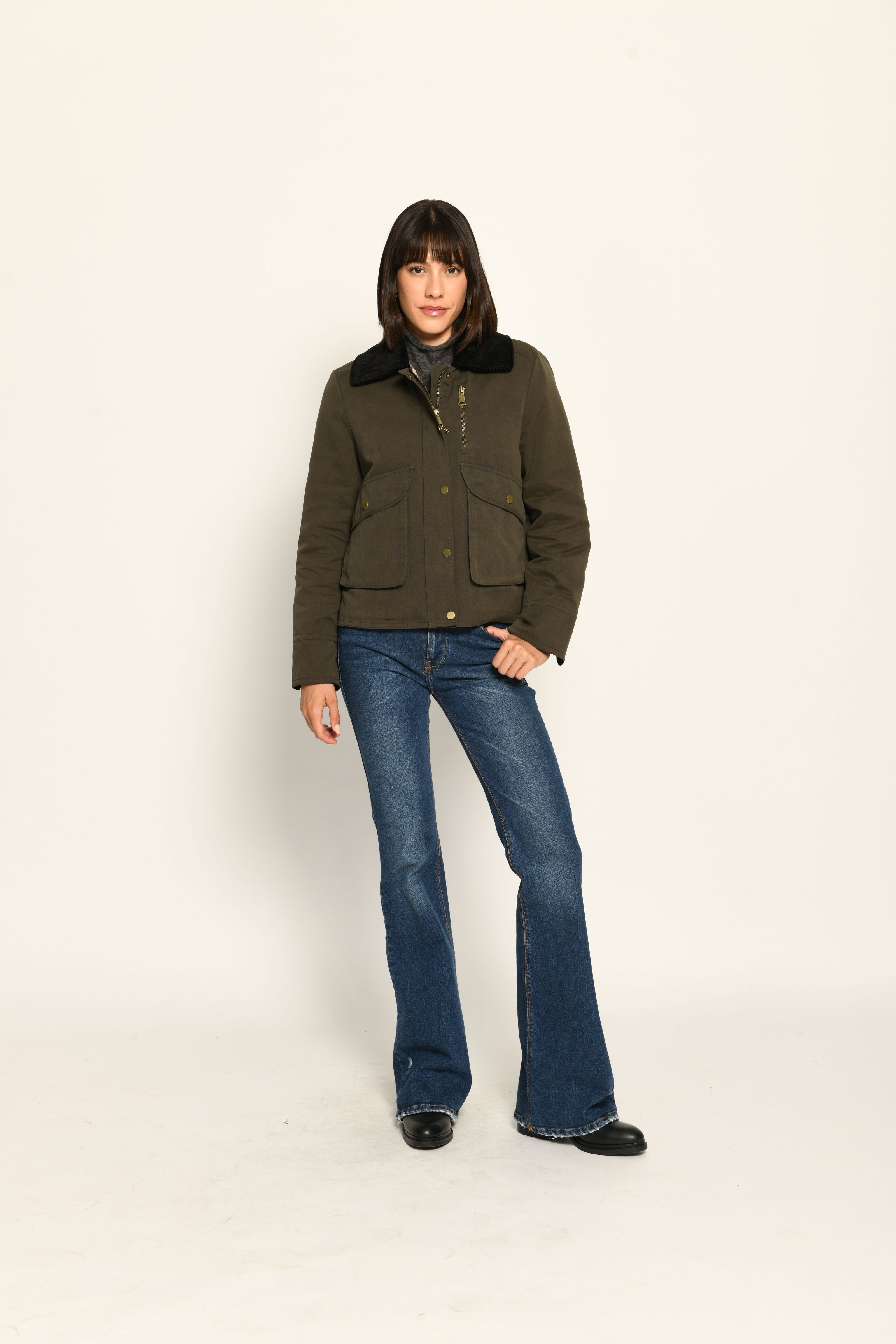 Sportive dunkelgrüne Damenjacke mit schwarzem Umlegekragen aus Cord im Old-Money-Stil – Vorderseite