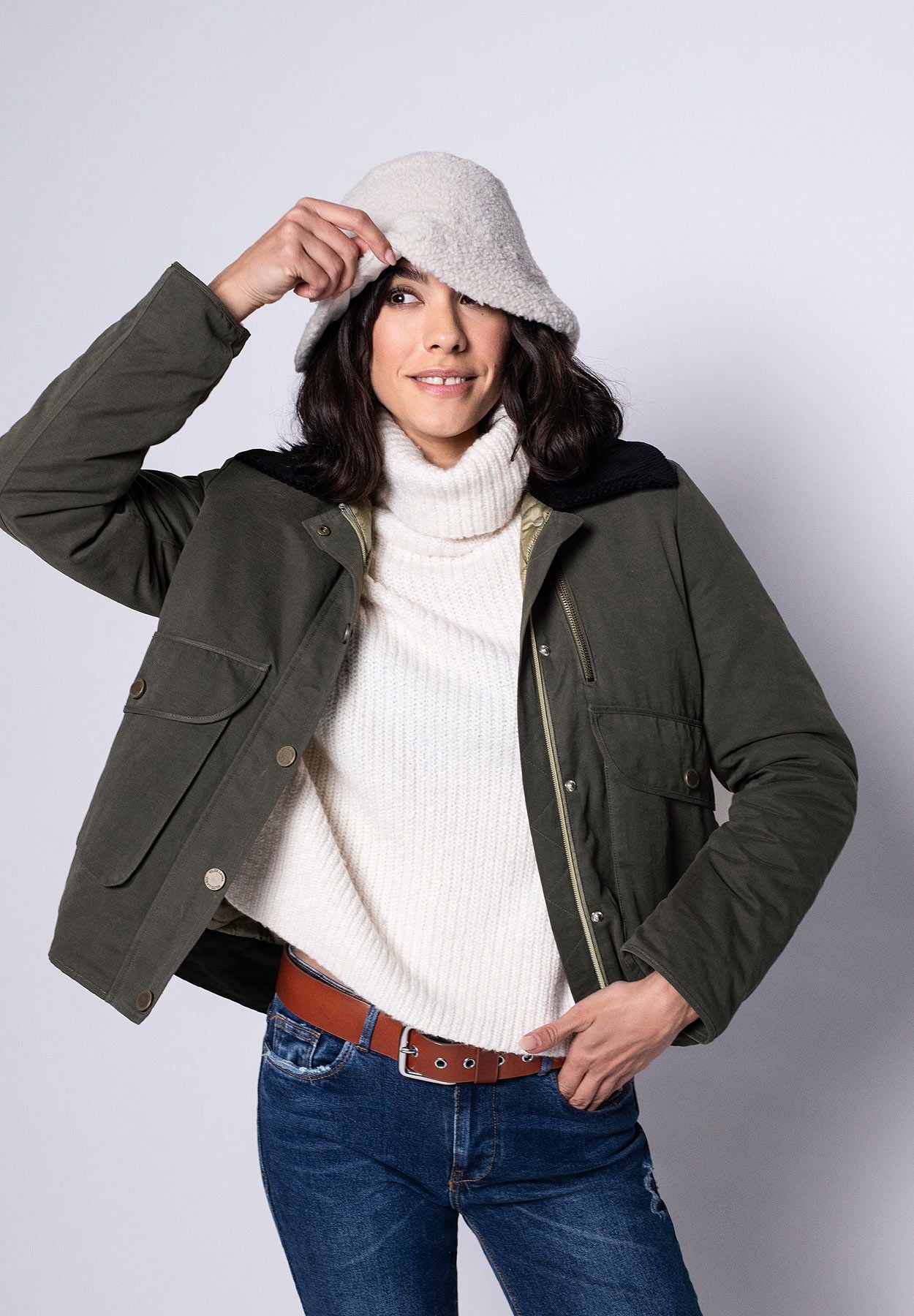 Sportive dunkelgrüne Damenjacke mit schwarzem Umlegekragen aus Cord im Old-Money-Stil – Vorderseite offen getragen