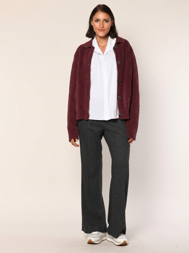 Kuschelige Strickjacke in der Farbe barolo - Vorderansicht.