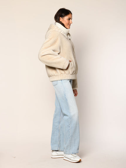 Model trägt ein oversized geschnittenes Webpelz Blouson in der Farbe Panna - Seitenansicht.
