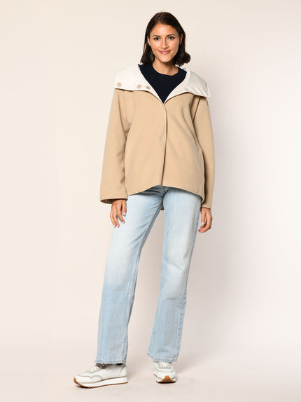 Dsa Model trägt eine oversized Cape Wendejacke mit Kapuze - Vorderansicht.