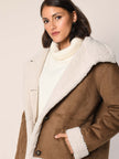 Model trägt Jacke aus Lammfellimitat in der Farbe Cognac - Detailansicht.