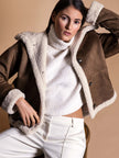 Model trägt Jacke aus Lammfellimitat in der Farbe Cognac - Shooting Image.