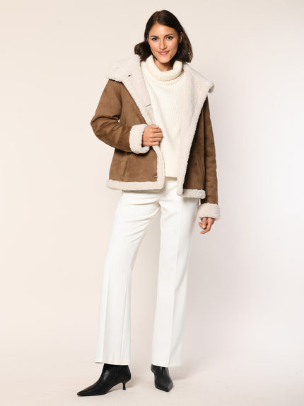 Model trägt Jacke aus Lammfellimitat in der Farbe Cognac - Vorderansicht.