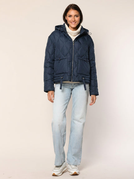 Gerade geschnittene Steppjacke mit Kapuze in der Farbe dunkelblau - Vorderansicht.