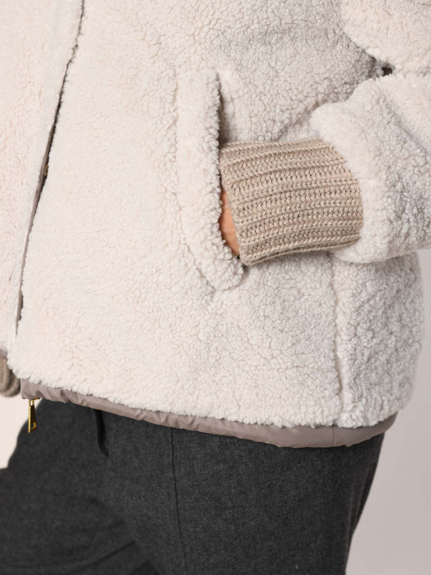 Model trägt eine Teddy Webpelz Jacke mit Stehkragen in der Farbe Panna - Detailansicht.