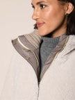 Model trägt eine Teddy Webpelz Jacke mit Stehkragen in der Farbe Panna - Detailansicht.