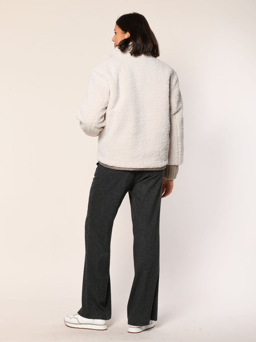 Model trägt eine Teddy Webpelz Jacke mit Stehkragen in der Farbe Panna - Rückansicht.