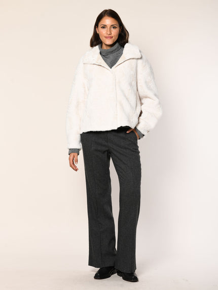 Das Model trägt eine weiße Webpelz Blouson Jacke mit Prägung - Vorderansicht.