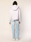 Model trägt gerade geschnittene Steppjacke mit Zwei-Wege-Reißverschluss in der Farbe Rose - Rückansicht.