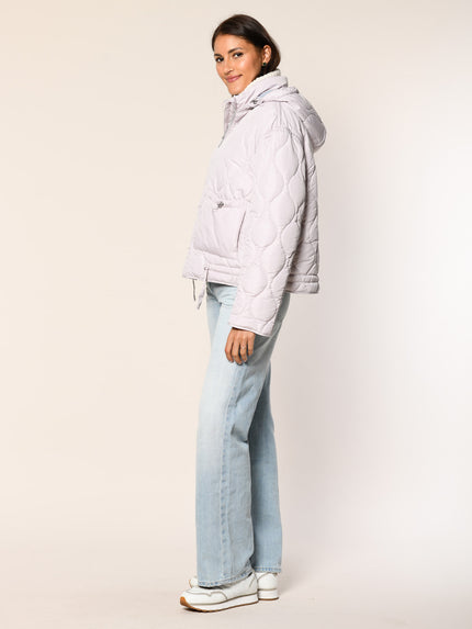 Model trägt gerade geschnittene Steppjacke mit Zwei-Wege-Reißverschluss in der Farbe Rose - Seitenansicht.
