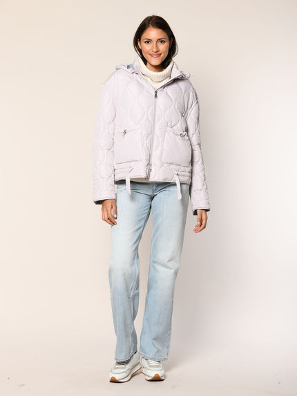 Model trägt gerade geschnittene Steppjacke mit Zwei-Wege-Reißverschluss in der Farbe Rose - Vorderansicht.