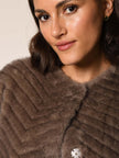 Webpelzjacke im stilvollen Ausgehlook