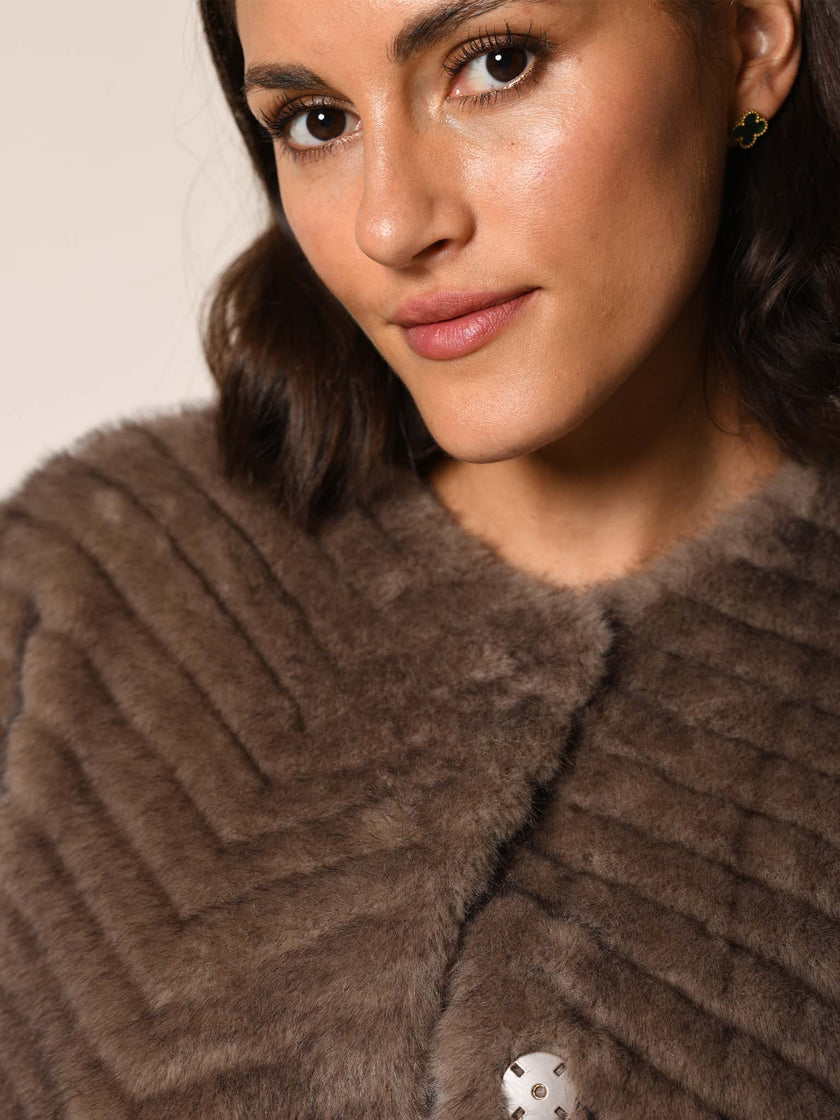 Webpelzjacke im stilvollen Ausgehlook