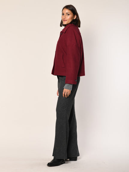Leger geschnittene Boiled Wool Jacke in der Farbe vino - Seitenansicht.