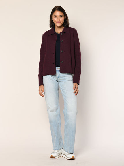 Gerade geschnittene Wollstrick Kastenjacke in der Farbe Vino - Vorderansicht.