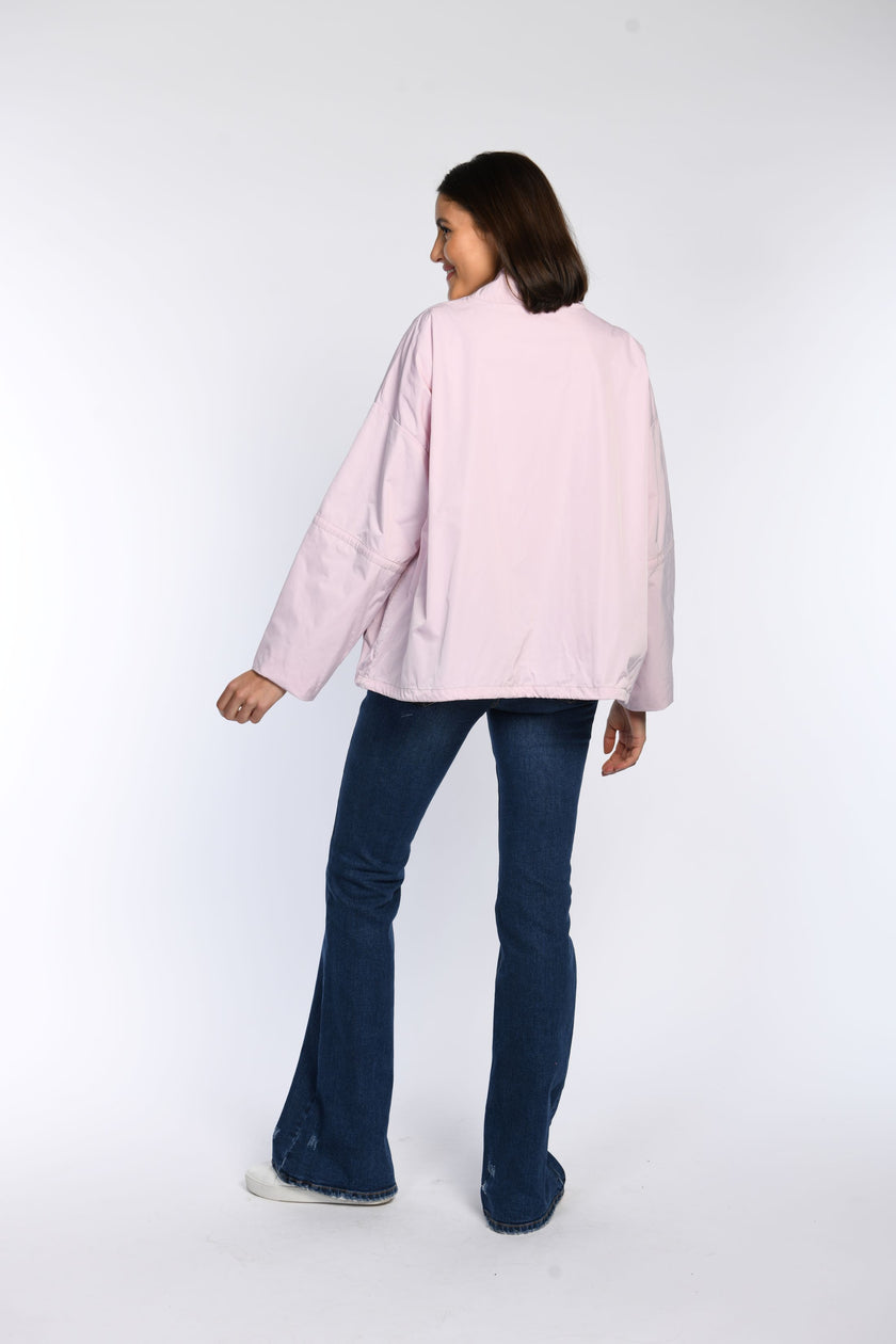 Rückansicht: Locker geschnittene Jacke in Rosa mit Stehkragen am Model.