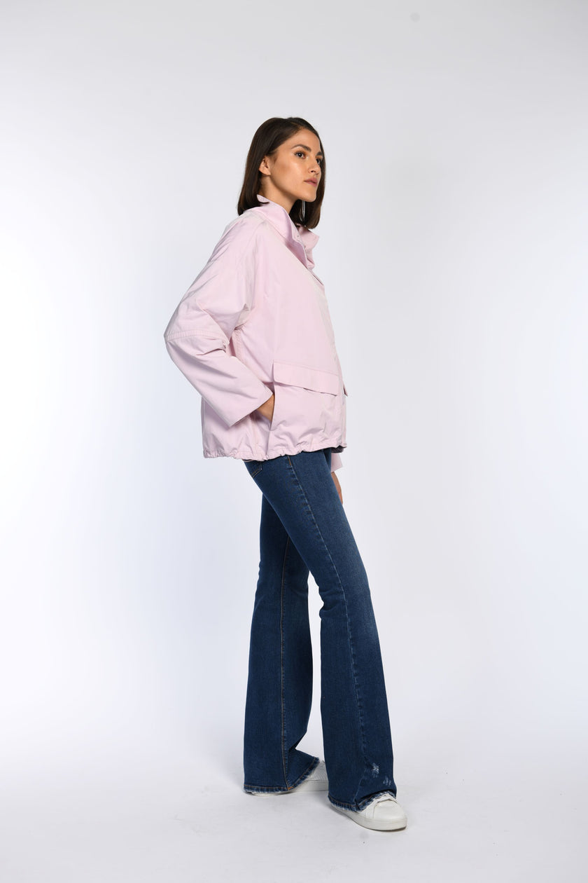 Lässige Oversize-Passform: Seitenansicht einer rosafarbenen Jacke mit Stehkragen und praktischen Taschen.