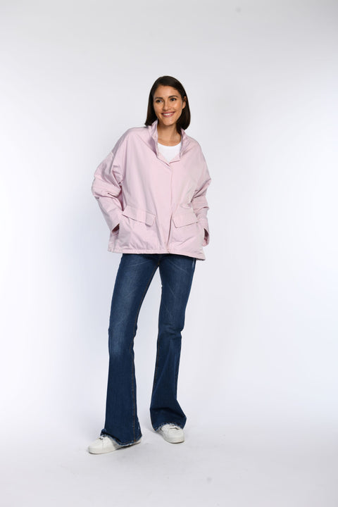 Model trägt Oversize-Jacke mit Stehkragen in der Farbe rosa.