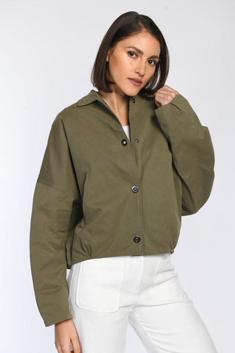 Nahaufnahme der olivfarbenen Sommerjacke mit überschnittenen Schultern und Druckknopfverschluss.