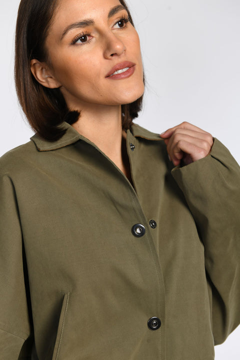 Detailaufnahme: Modell trägt olivfarbene Jacke mit Druckknopfverschluss.