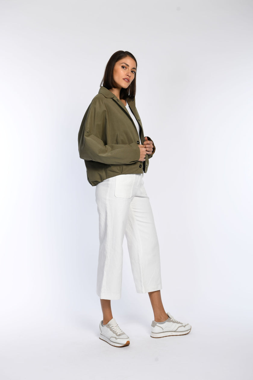 Model trägt offene, weit geschnittene, olivfarbene Sommerjacke.