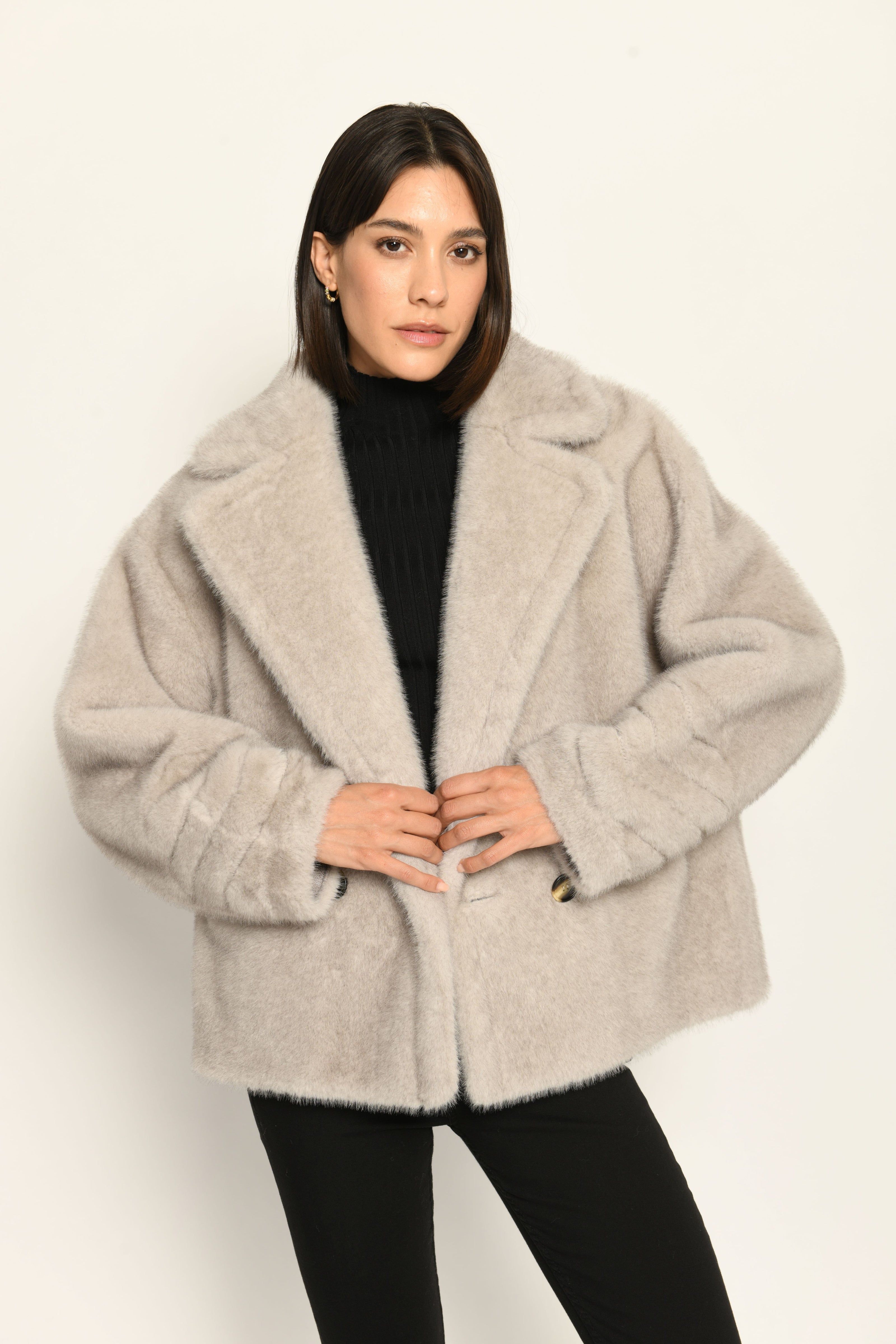 Hellgraue Jacke für Damen aus Webpelz mit Ärmelsaum in Fischgratstruktur, lässig kombiniert zu Jeans – Vorderansicht