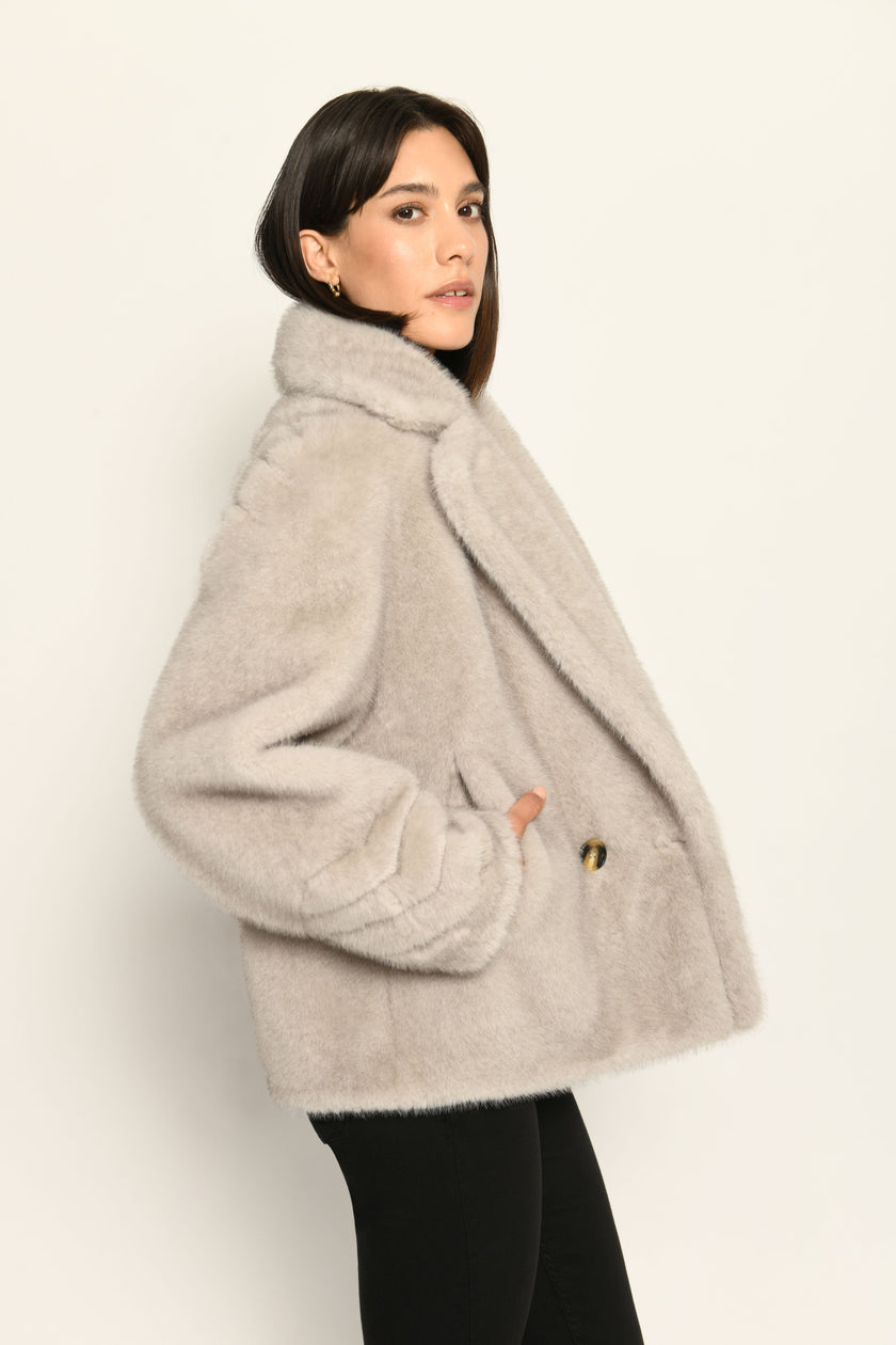 Hellgraue Jacke für Damen aus Webpelz mit Ärmelsaum in Fischgratstruktur, lässig kombiniert zu Jeans – Seitenansicht