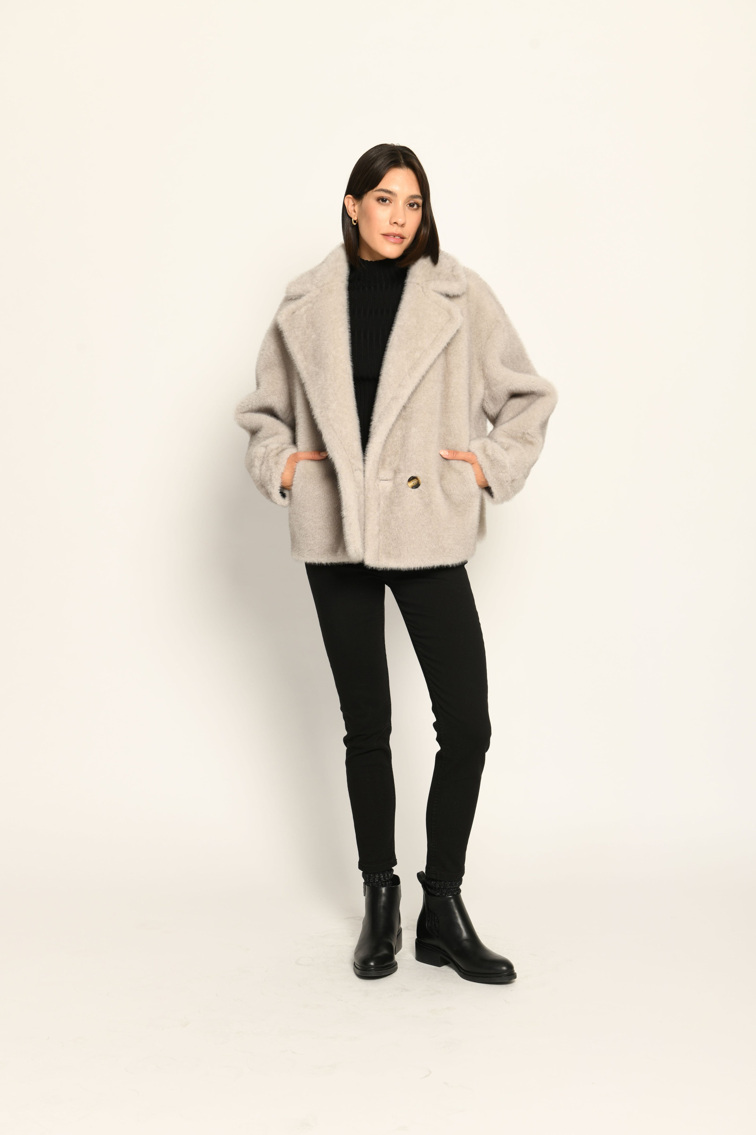 Hellgraue Jacke für Damen aus Webpelz mit Ärmelsaum in Fischgratstruktur, lässig kombiniert zu Jeans – Vorderseite