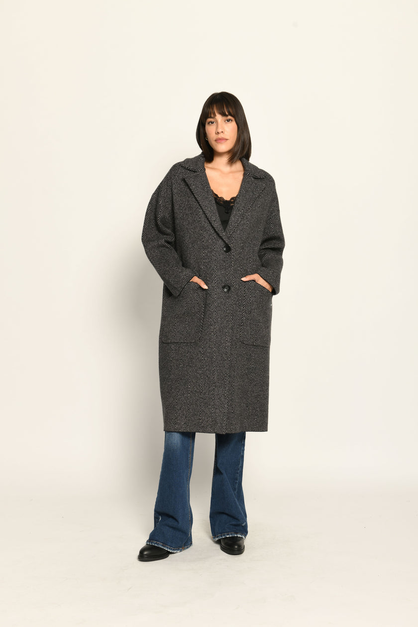 Lässiger Oversize-Strickmantel mit überschnittenen Schultern und Reverskragen, kombiniert zu Jeans – Vorderseite