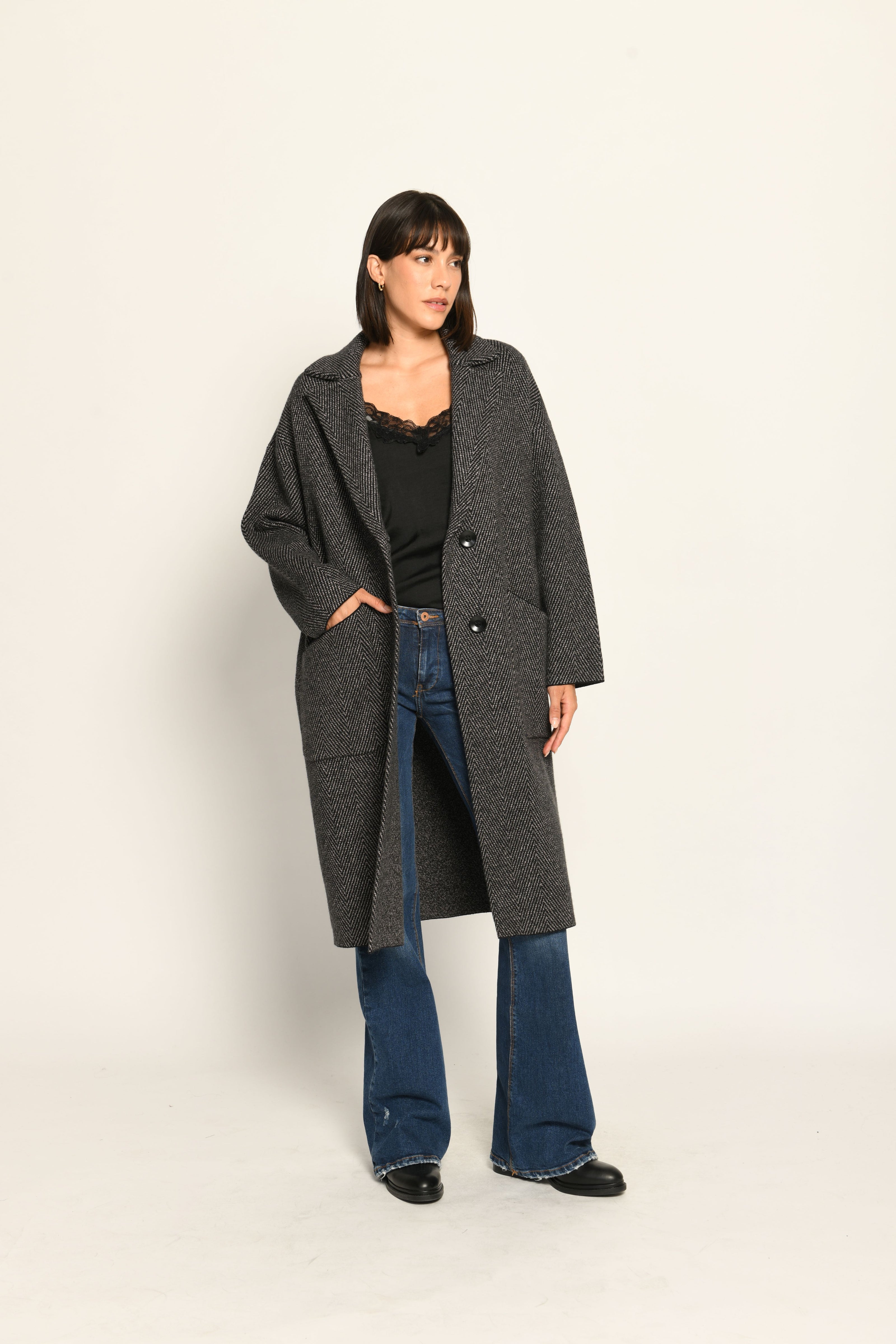 Lässiger Oversize-Strickmantel mit überschnittenen Schultern und Reverskragen, kombiniert zu Jeans – Vorderansicht