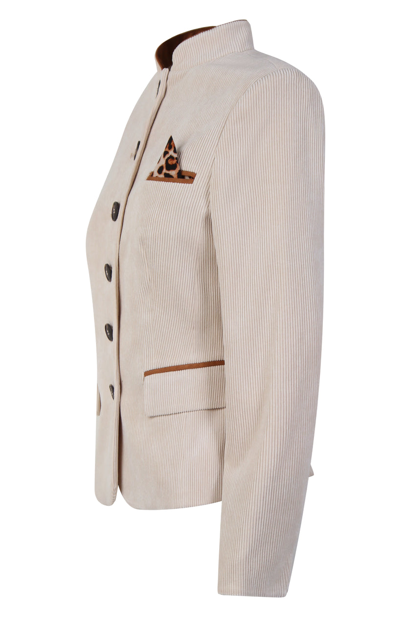 Mannequin-Aufnahme des cremefarbenen Cord-Blazers für Damen mit coolen Leo-Details – Seitenansicht von links