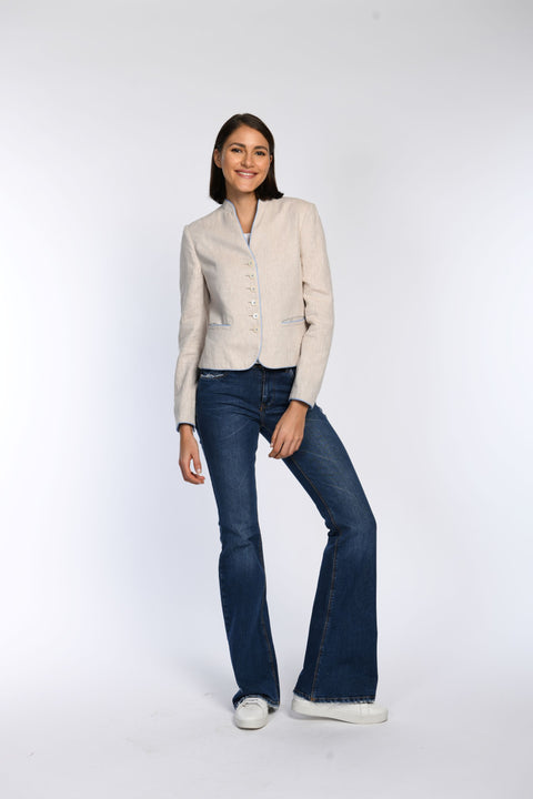 Taillierter Leinen-Janker mit Stehkragen, mittiger Knopfleiste und Kontrastpaspel am Tascheneingriff.