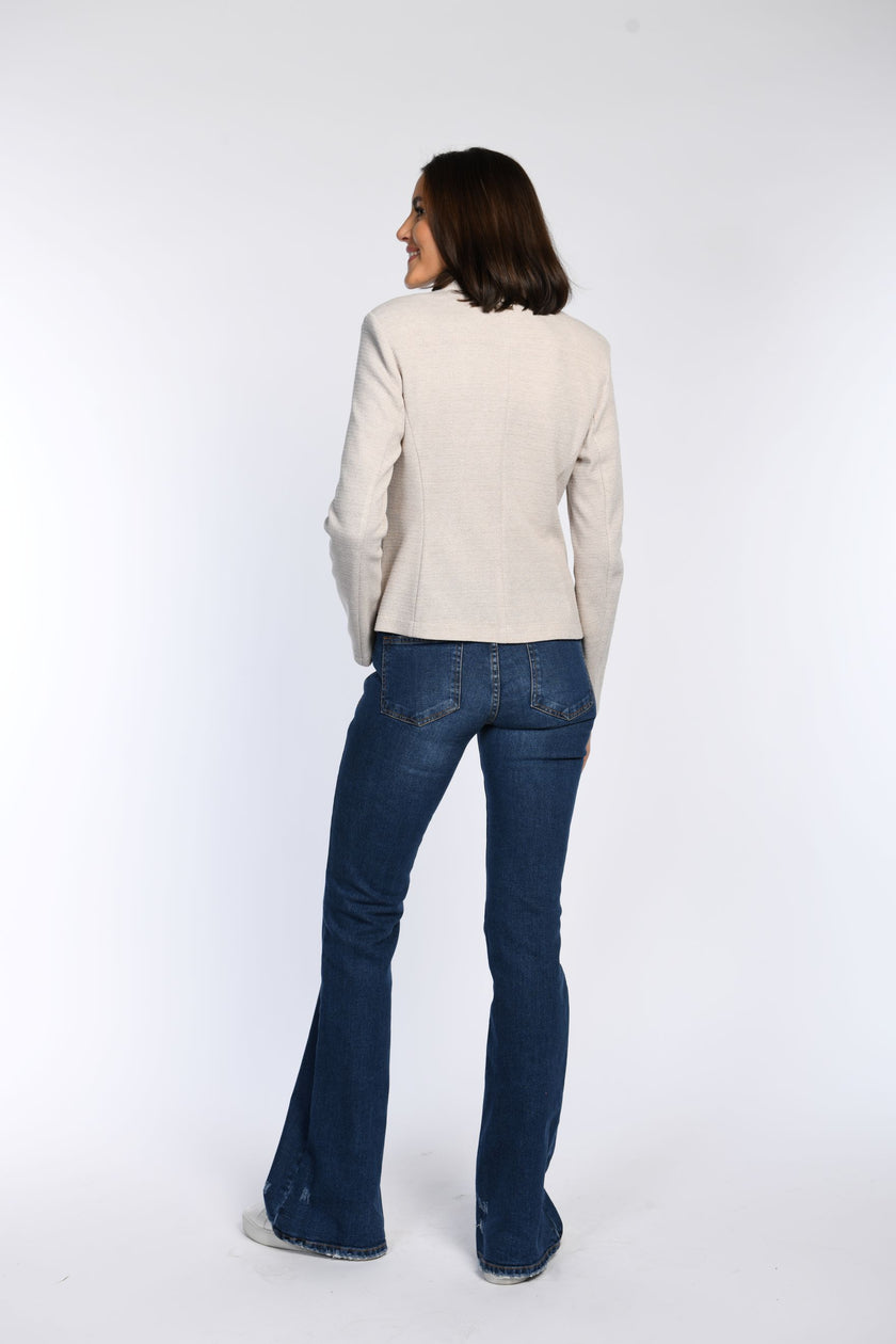 Rückenansicht: Janker in Beige am Model getragen.