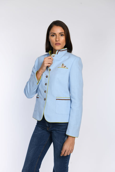 Nahaufnahme eines blauen Jankers mit Stehkragen und aufgesetzten Taschen, verziert mit geflochtenem Band aus Velourslederimitat.