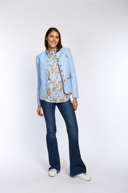 Tailliert geschnittener blauer Janker kombiniert mit Bluse im Landhausstil.